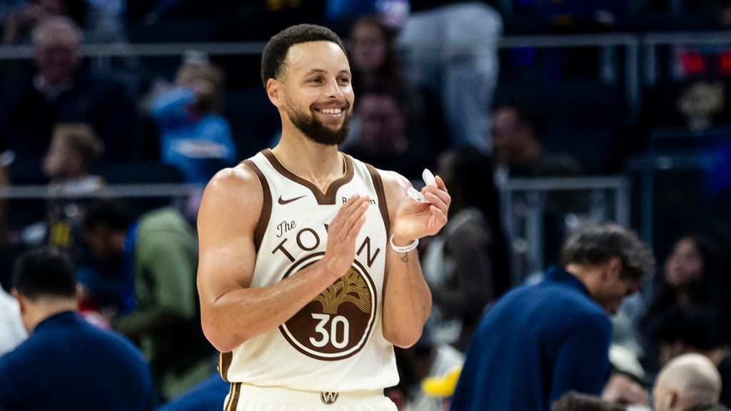 Stephen Curry assina contrato de 10 anos com a Li-Ning, encerrando sua busca por patrocinadores de tênis