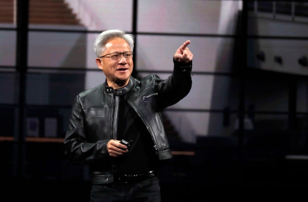 Jensen Huang critica controle de exportação de chips dos EUA durante palestra em Taipei. Reprodução: AP Photo/Chiang Ying-ying