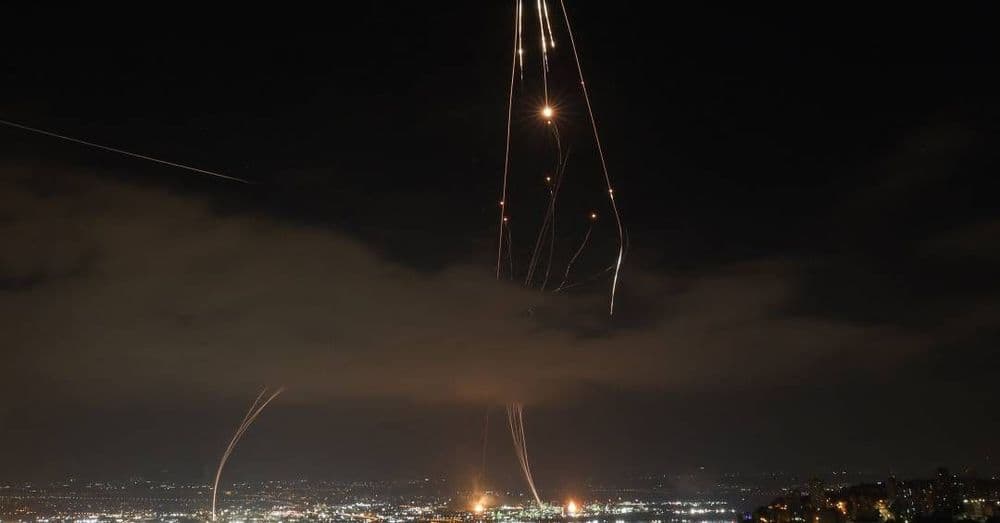 Donald Trump anuncia cessar-fogo histórico entre Israel e Irã, gerando reações internacionais. Reprodução: Veja.