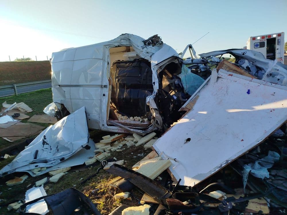 Acidente fatal entre utilitário e caminhão na Rodovia Marechal Rondon em Araçatuba. Reprodução: Globo