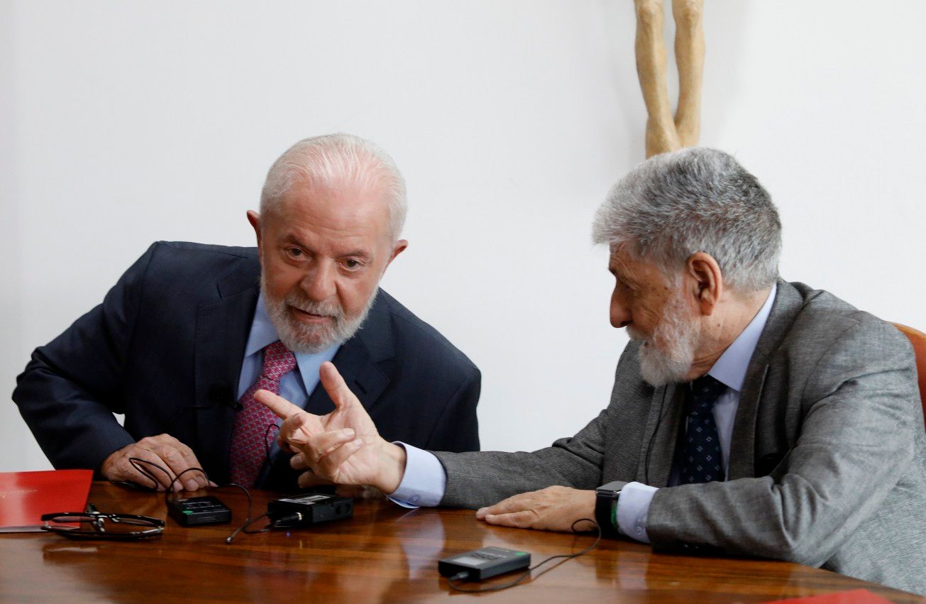 Lula e Celso Amorim em Brasília, diante de convite para a paz em Gaza. Reprodução: Oglobo