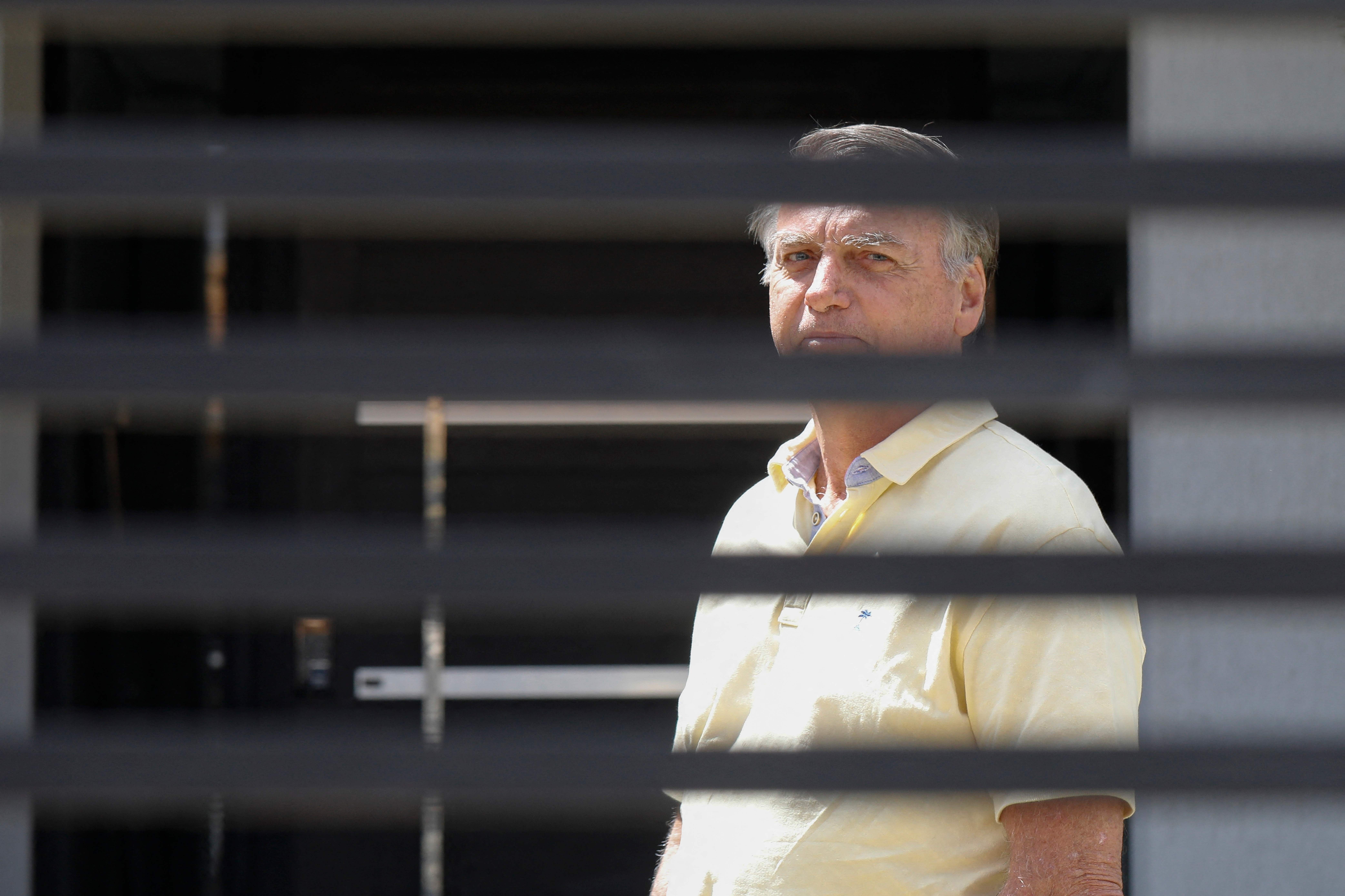 [Bolsonaro faz gesto em Brasília; aliados pedem prisão domiciliar aos ministros do STF]. Reprodução: Oglobo