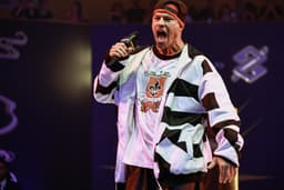 José Loreto encena Chorão no palco da CCXP25. Reprodução: Gshow