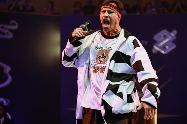 José Loreto encena Chorão no palco da CCXP25. Reprodução: Gshow