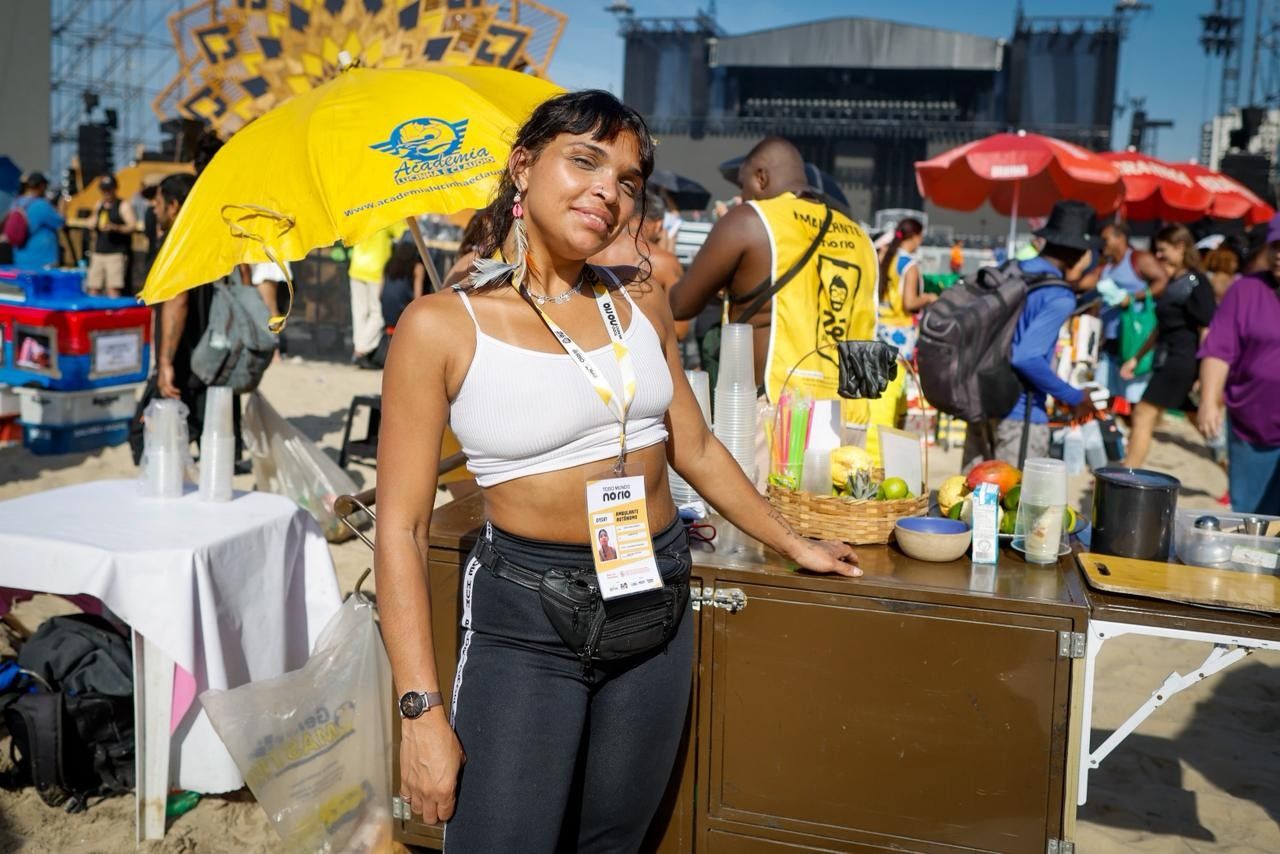 Vendia água na areia e virou VIP em show em Copacabana; conheça a história de Tainá. Fonte: O Globo