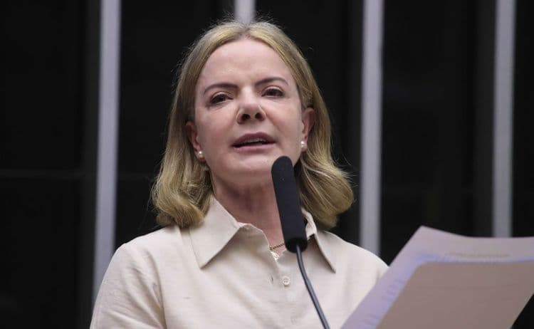 Gleisi Hoffmann assume ministério e tensiona PT