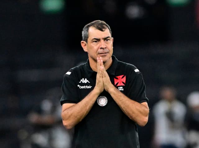 Vasco prioriza lateral esquerda e busca reforços