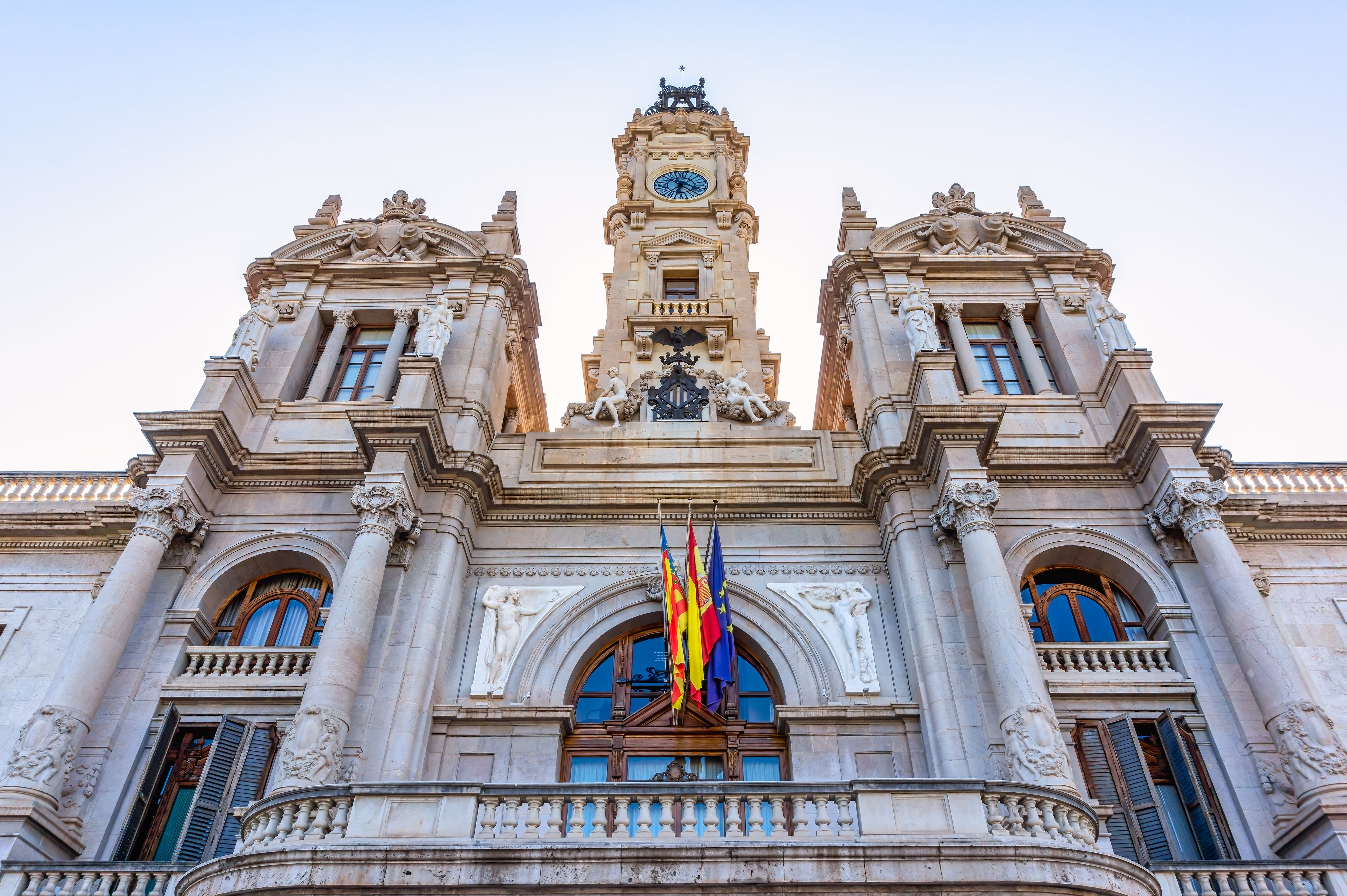 [Funcionários municipais discutem a jornada de 35 horas em grandes cidades]. Reprodução: Elpais