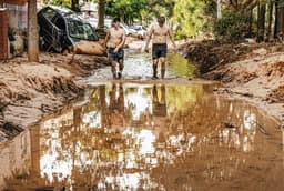 Jovens enfrentam a lama em Picanya após as inundações ocasionadas pela dana em Valencia. Legenda da imagem. Reprodução: El País