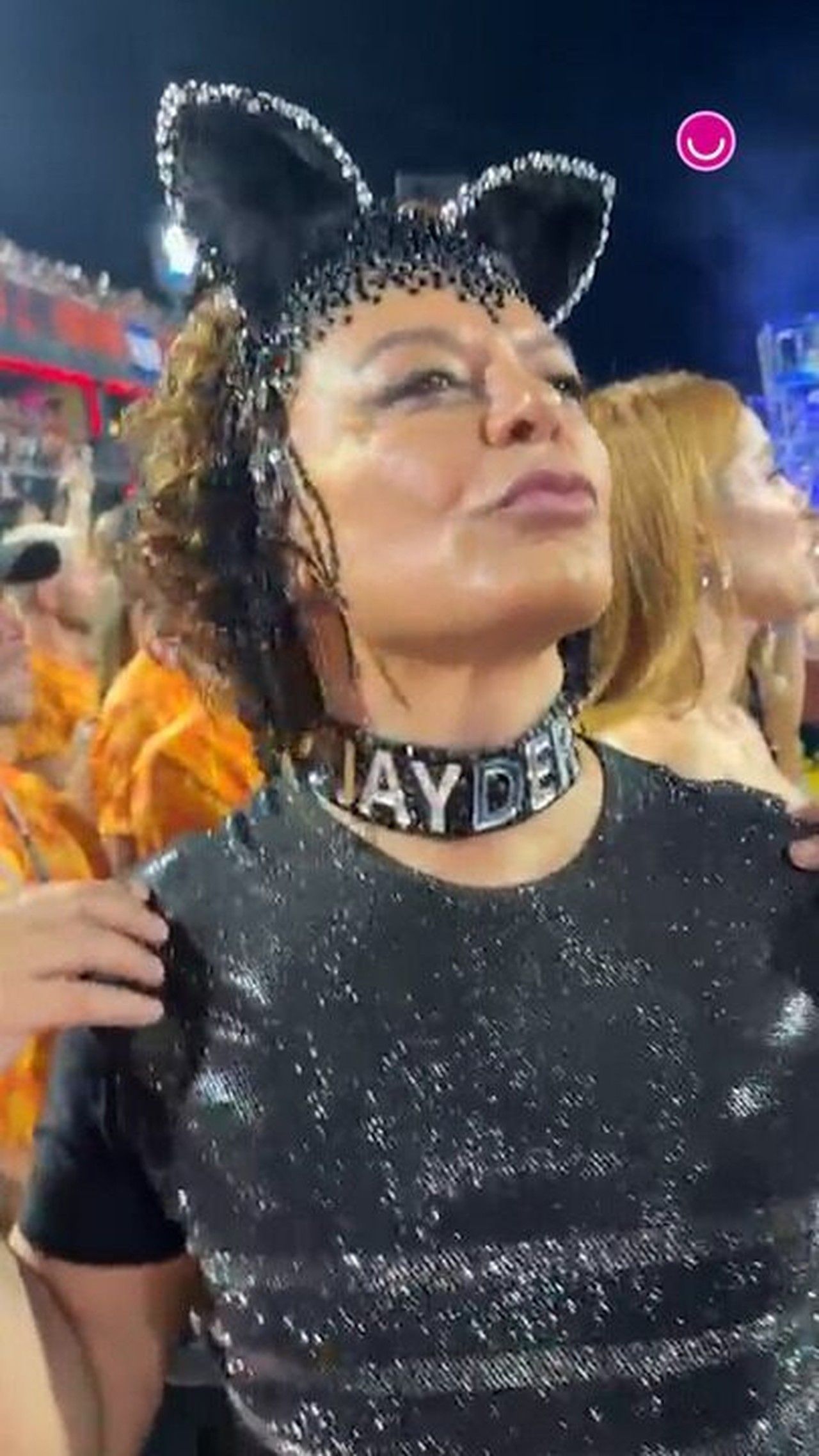 David Brazil reproduz coleira de Virginia e homenageia presidente de honra da Grande Rio. Reprodução: Gshow