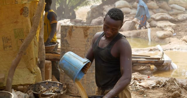 Ministros de minas da Nigéria e da África do Sul assinam acordo para fortalecimento da cooperação no setor mineral. Reprodução: Reuters