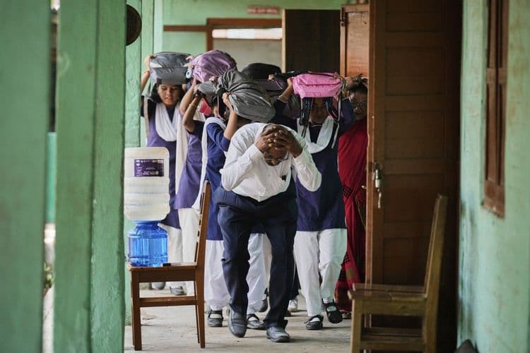Moradores do Paquistão estocam suprimentos devido à crescente tensão com a Índia. Reprodução: Globo