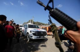 Palestinos ao redor de veículos da Cruz Vermelha na Faixa de Gaza. Legenda da imagem. Reprodução: Retorno do item 11