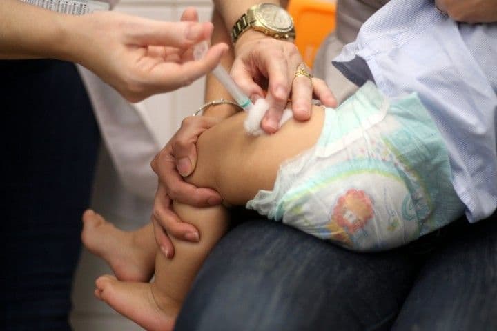 Crianças são vacinadas contra a Covid-19, simbolizando a importância da saúde na primeira infância. Reprodução: Globo