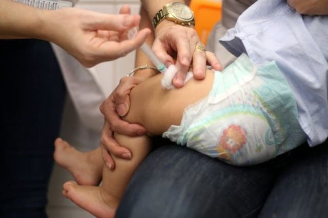 Crianças são vacinadas contra a Covid-19, simbolizando a importância da saúde na primeira infância. Reprodução: Globo