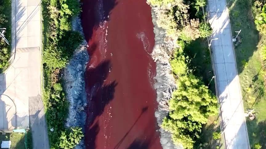 Rio na Argentina surpreende população ao ficar vermelho