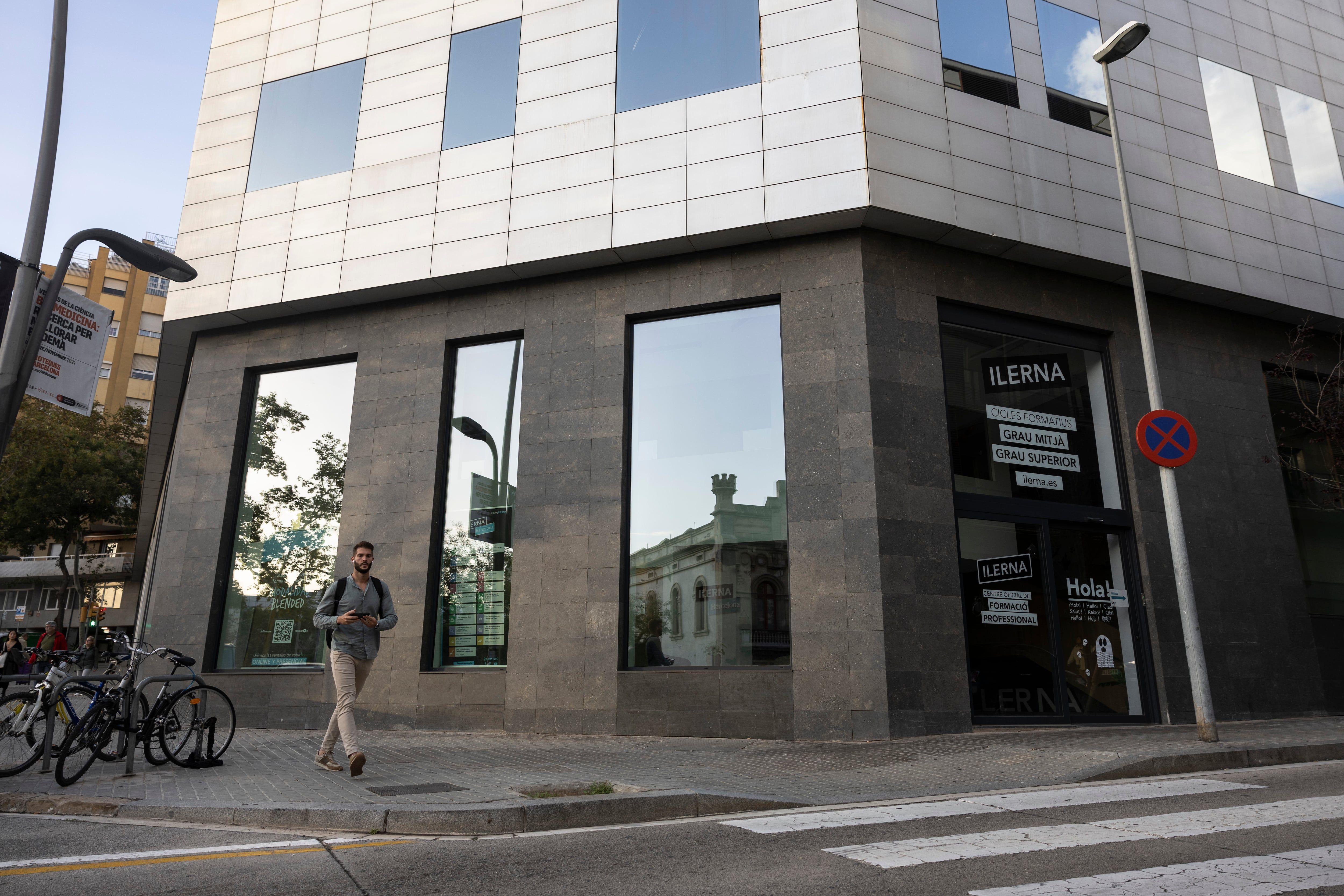 [Reunião sobre regulação da FP online abre brecha no Conselho de Educação da Catalunha]. Reprodução: Elpais