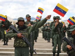 Forças Bolivarianas participam de exercício militar no Fort Tiuna, Venezuela. Legenda da imagem. Reprodução: Globo