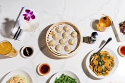 Executivos da Din Tai Fung, Aaron e Albert Yang, falam sobre a importância da produção manual de xiao long baos. Reprodução: Business Insider