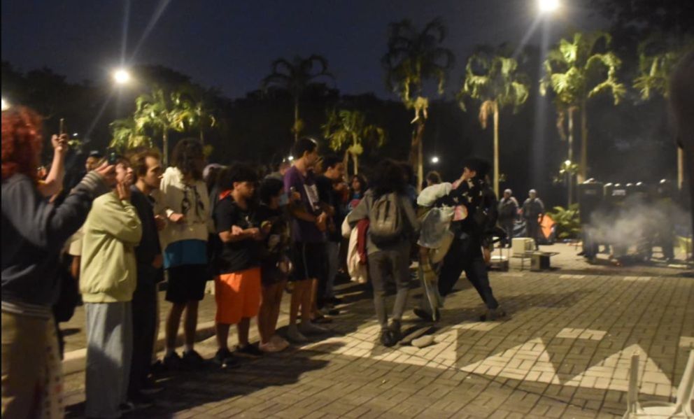 PM de São Paulo retirou 150 estudantes que ocupavam a reitoria da USP - Foto: VEJA