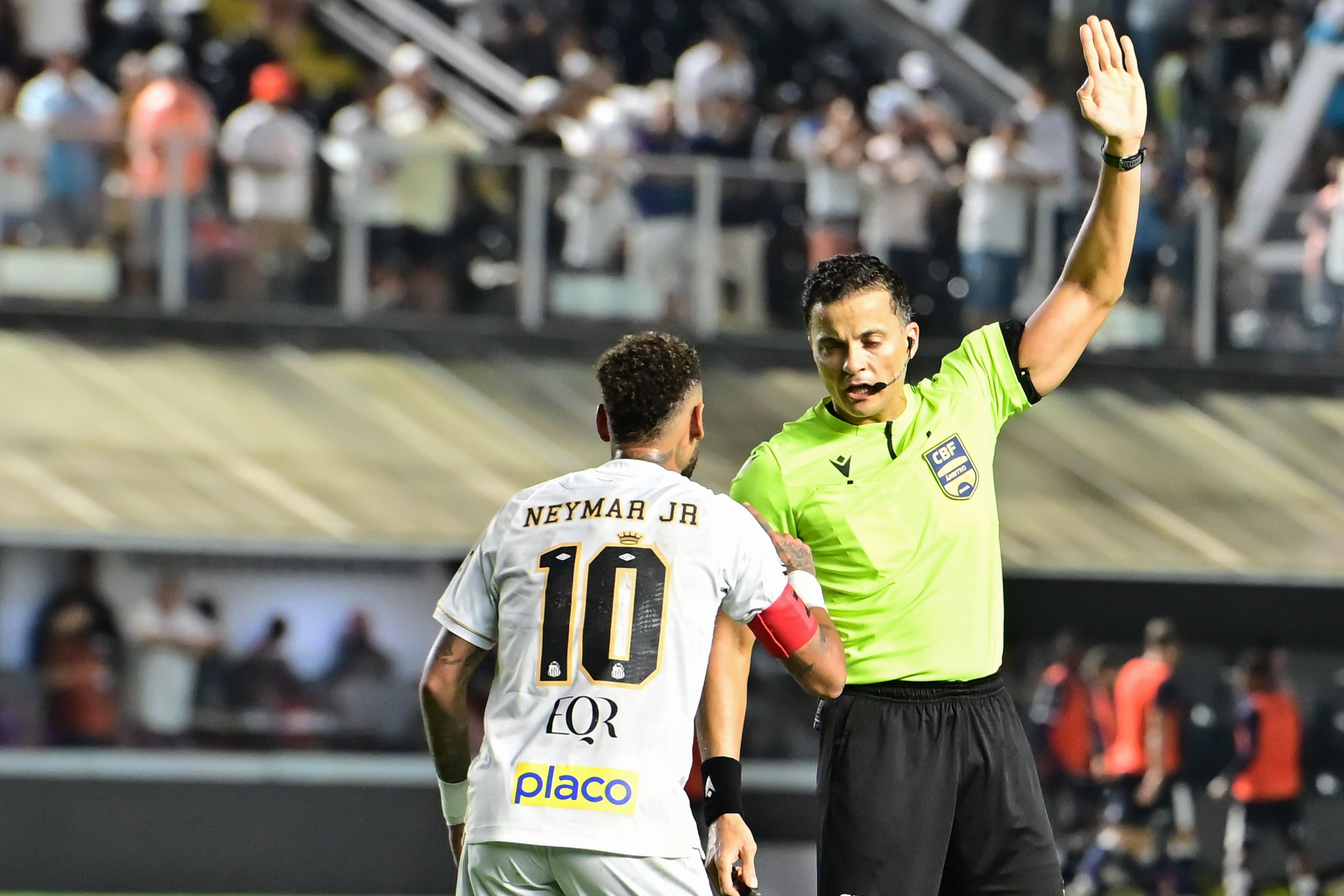 [Neymar, desfalque contra o Flamengo, discute com árbitro durante a partida]. Reprodução: Ge