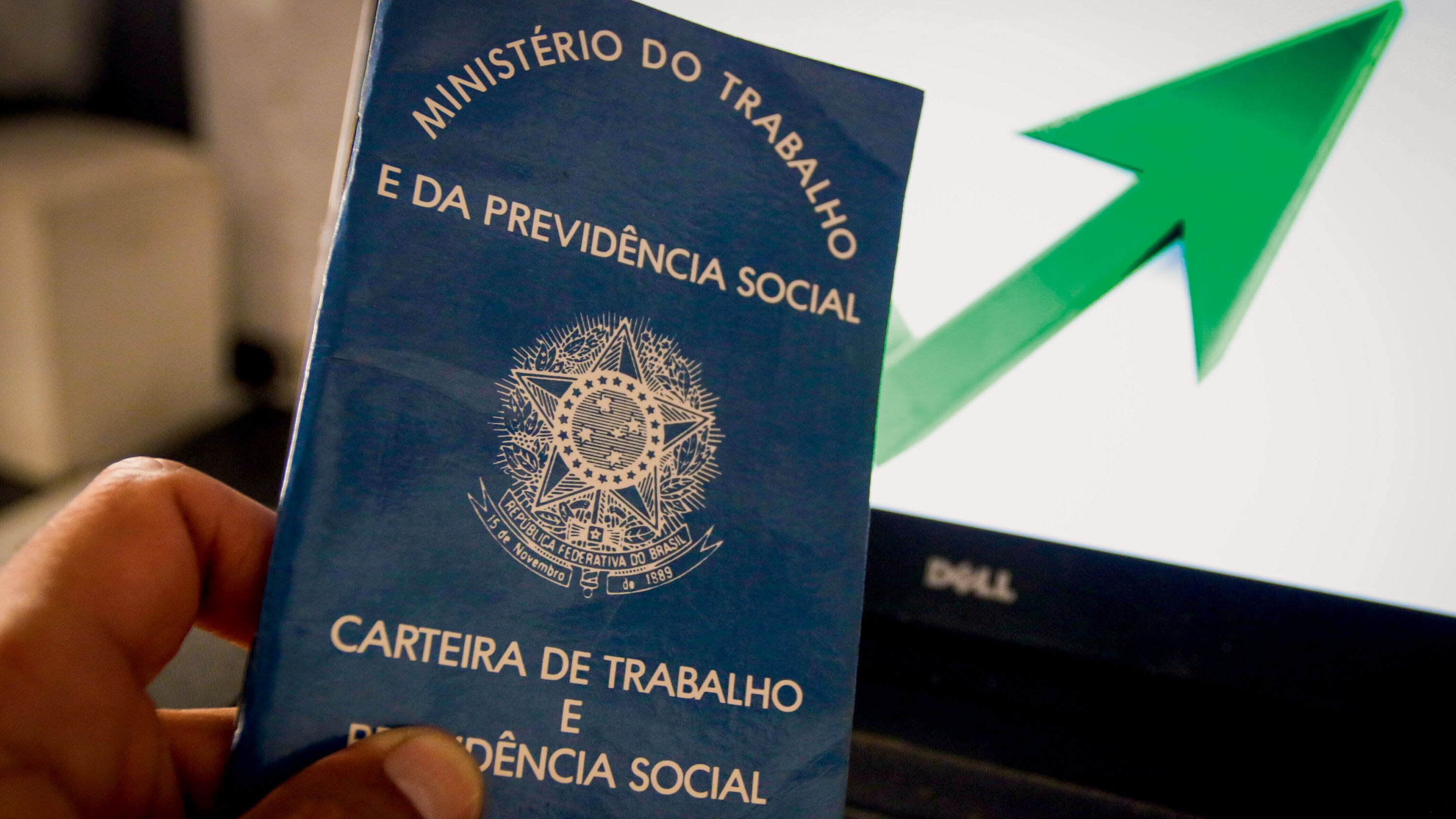 Desemprego volta em março e taxa volta a superar 6% após quase um ano