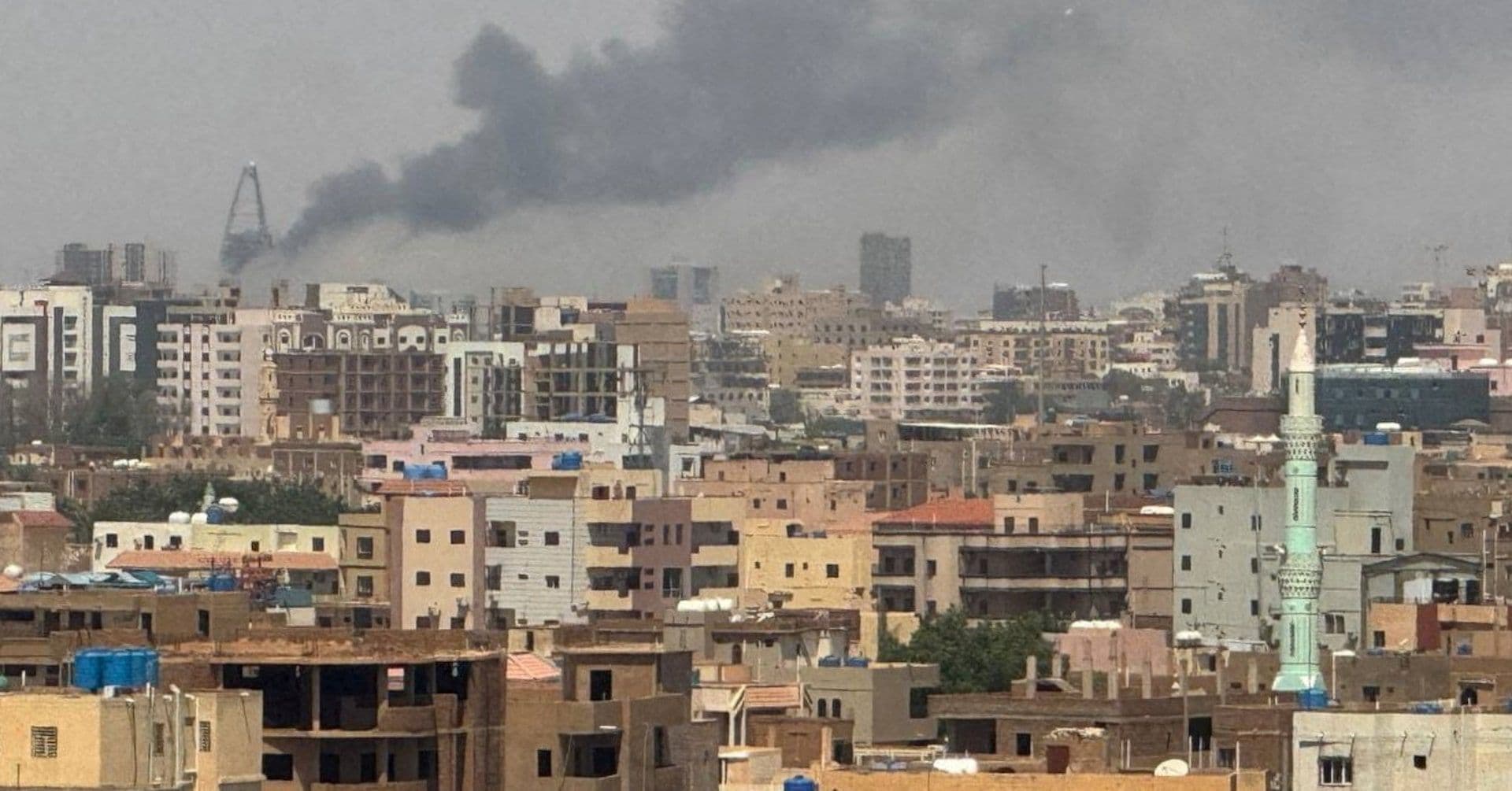 Abdulilah Mohamed volta para casa em Khartoum após fugir da guerra civil. Reprodução: Reuters