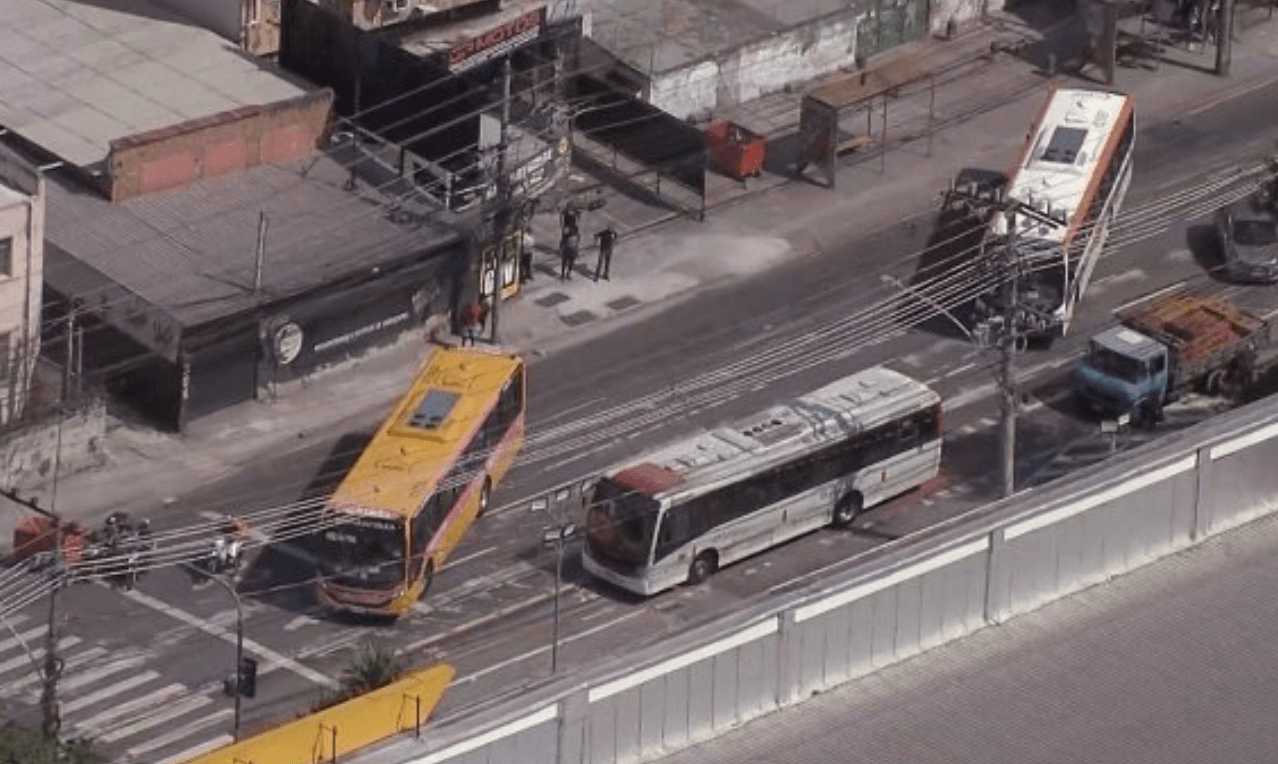 Criminosos sequestram cinco ônibus e usam veículos como barricadas no Rio de Janeiro