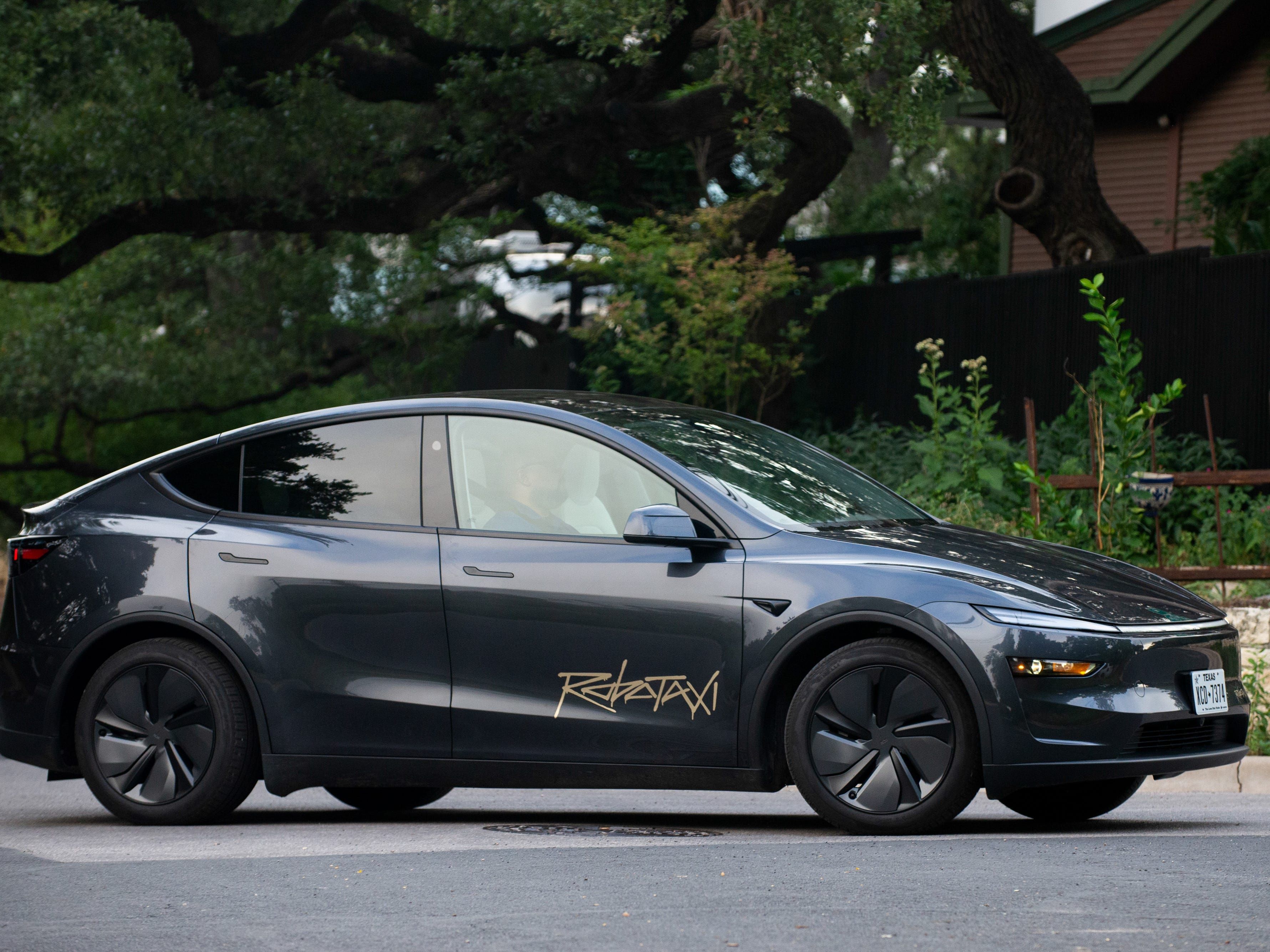 Passageiro diz que robotaxi da Tesla errou a rota e tentou parar na rodovia.. Reprodução: Businessinsider