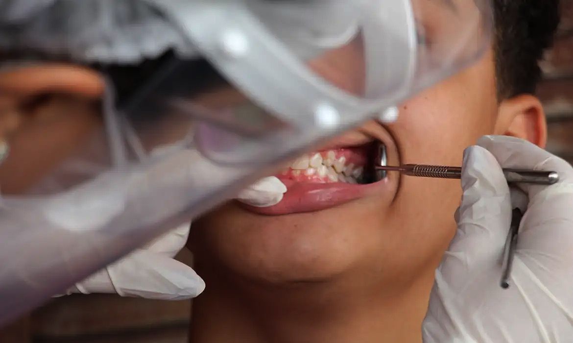Lei institui Julho Neon para conscientização sobre saúde bucal