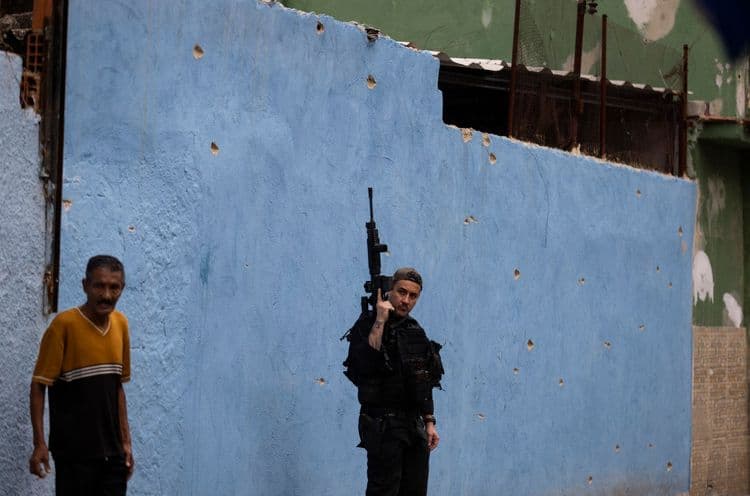 Passageiros buscam abrigo e segurança durante intenso tiroteio nas comunidades do Complexo de Israel. Reprodução: Globo