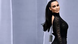 Kim Kardashian, empresária bilionária, destaca-se aos 44 anos. Reprodução: AFP