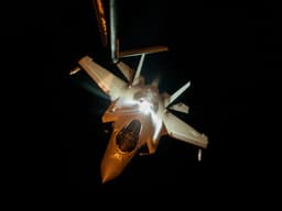 F-35 se afasta de KC-135 Stratotanker após reabastecimento durante a operação Midnight Hammer.. Reprodução: Business Insider