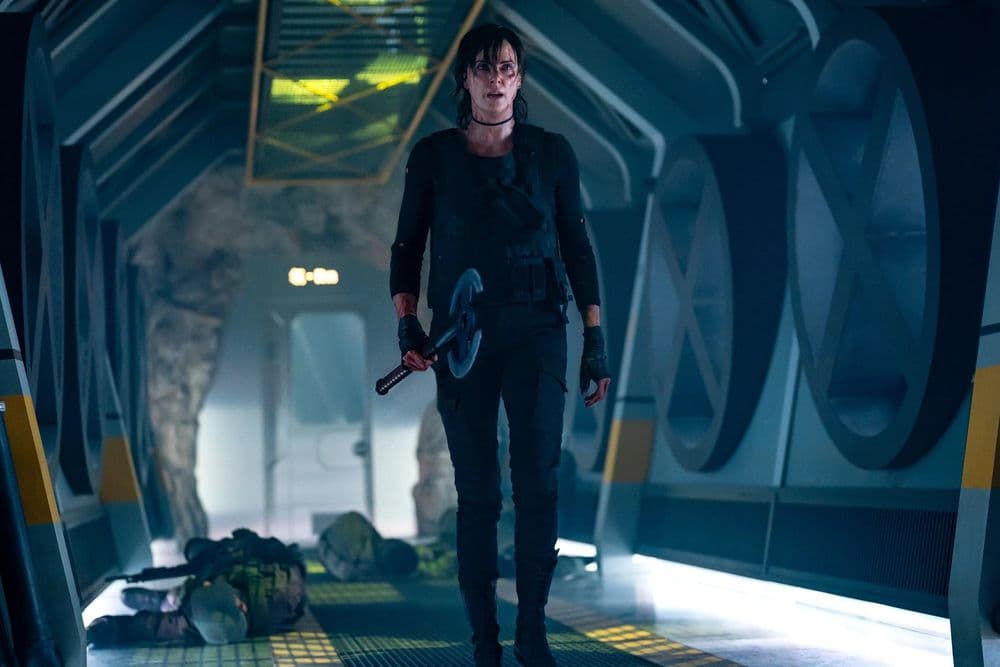 Charlize Theron e Veronica Ngô exploram a intensa relação entre suas personagens em 'The Old Guard 2'. Reprodução: Business Insider