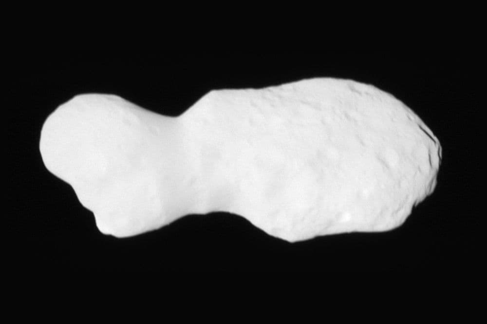 NASA captura imagem de alta resolução do asteroide de formato único na missão Lucy. Reprodução: Gizmodo