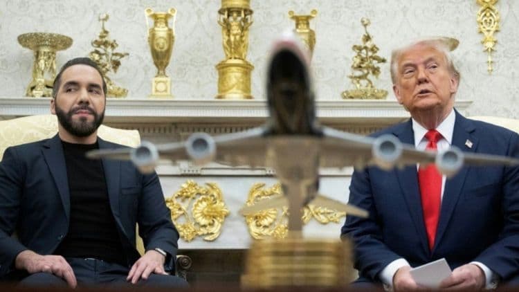 Donald Trump durante o início de seu segundo mandato, focando em políticas de imigração e cidadania. Reprodução: AFP