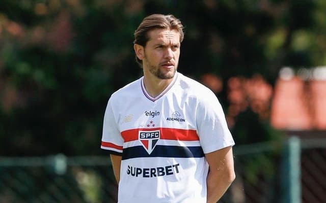 São Paulo anuncia o retorno do zagueiro Rafael Tolói em vídeo oficial.; Reprodução: iG