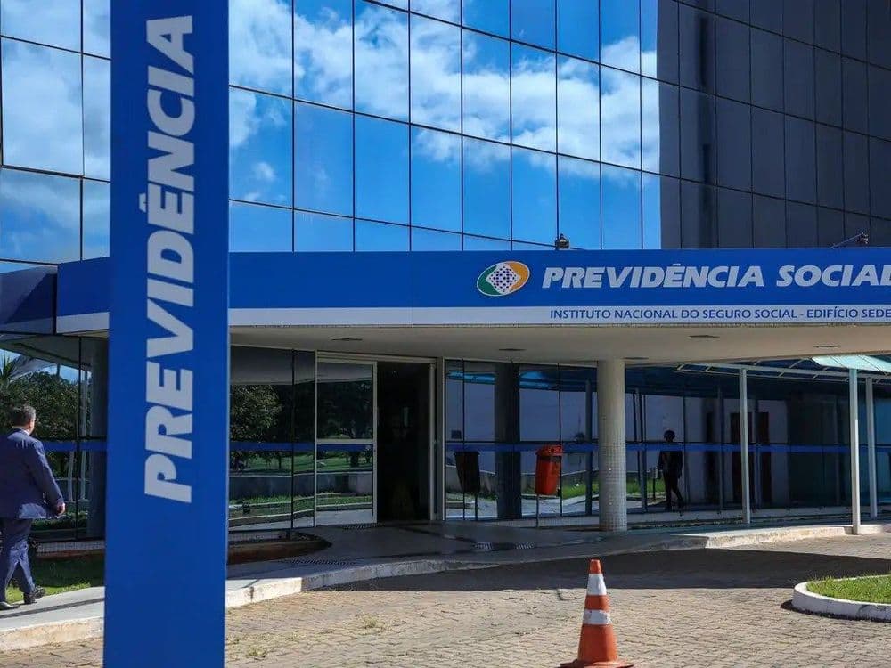 Mais de 1 milhão de aposentados pedem reembolso por descontos não autorizados no Meu INSS.; Reprodução: Veja