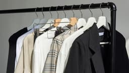 Gabardina, blazer, camisas e botas: o básico do armário cápsula para o outono. Reprodução: Retorno do item 11