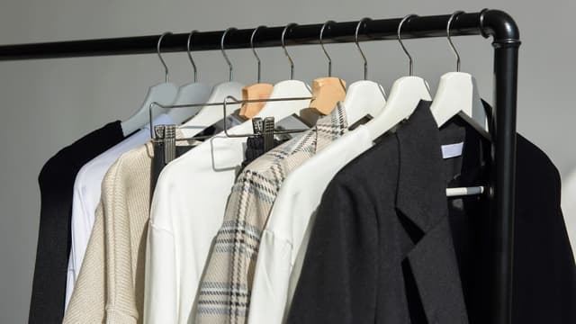 Gabardina, blazer, camisas e botas: o básico do armário cápsula para o outono. Reprodução: Retorno do item 11