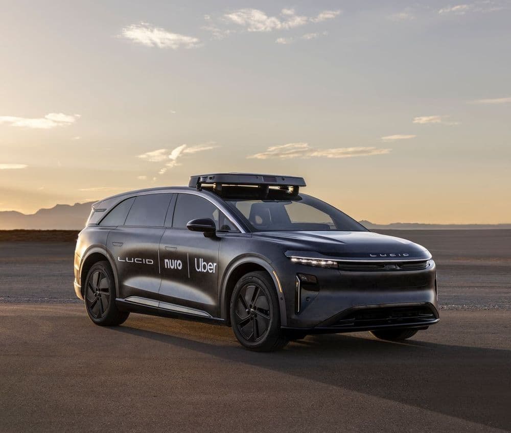 Uber, Lucid e Nuro anunciam parceria para lançamento de 20 mil robôs táxis a partir de 2026. Reprodução: El País