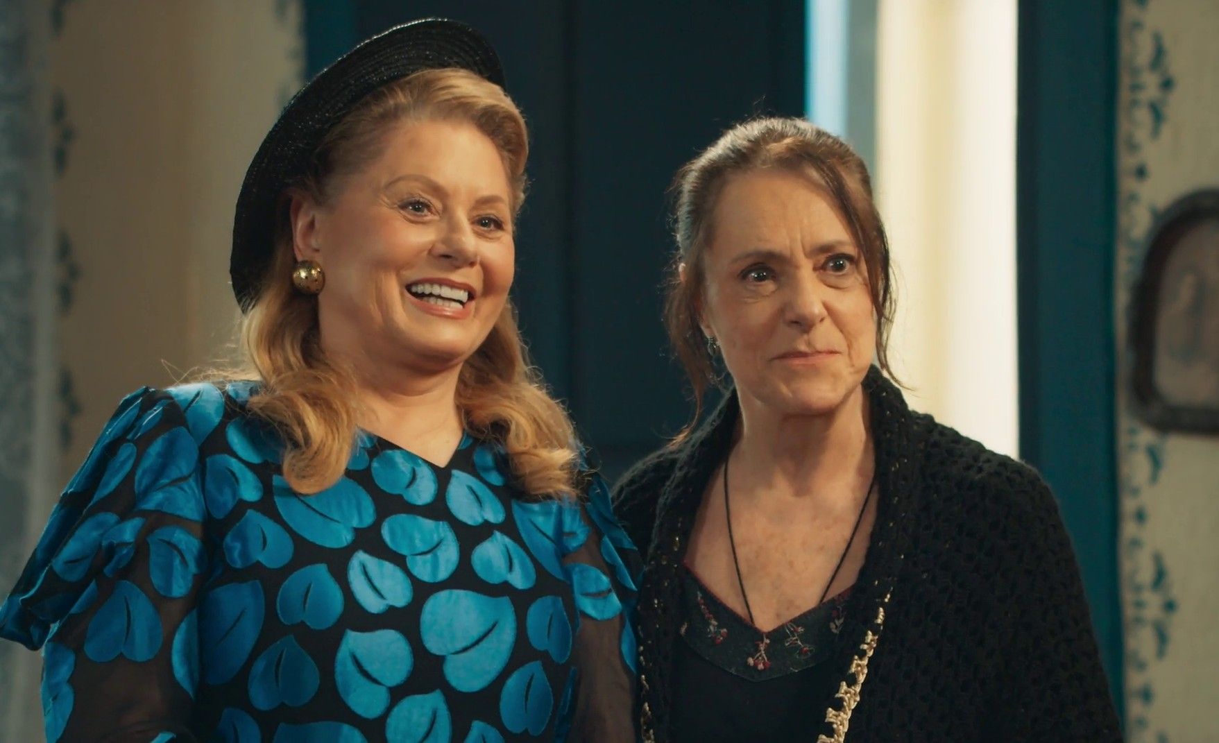 [Rosalinda e Cunegundes chegam ao sítio em Êta Mundo Melhor]. Reprodução: Gshow