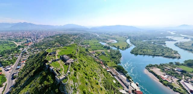 A Albânia é eleita o melhor destino para visitar em 2025 pela Forbes. Legenda da imagem. Reprodução: Globo