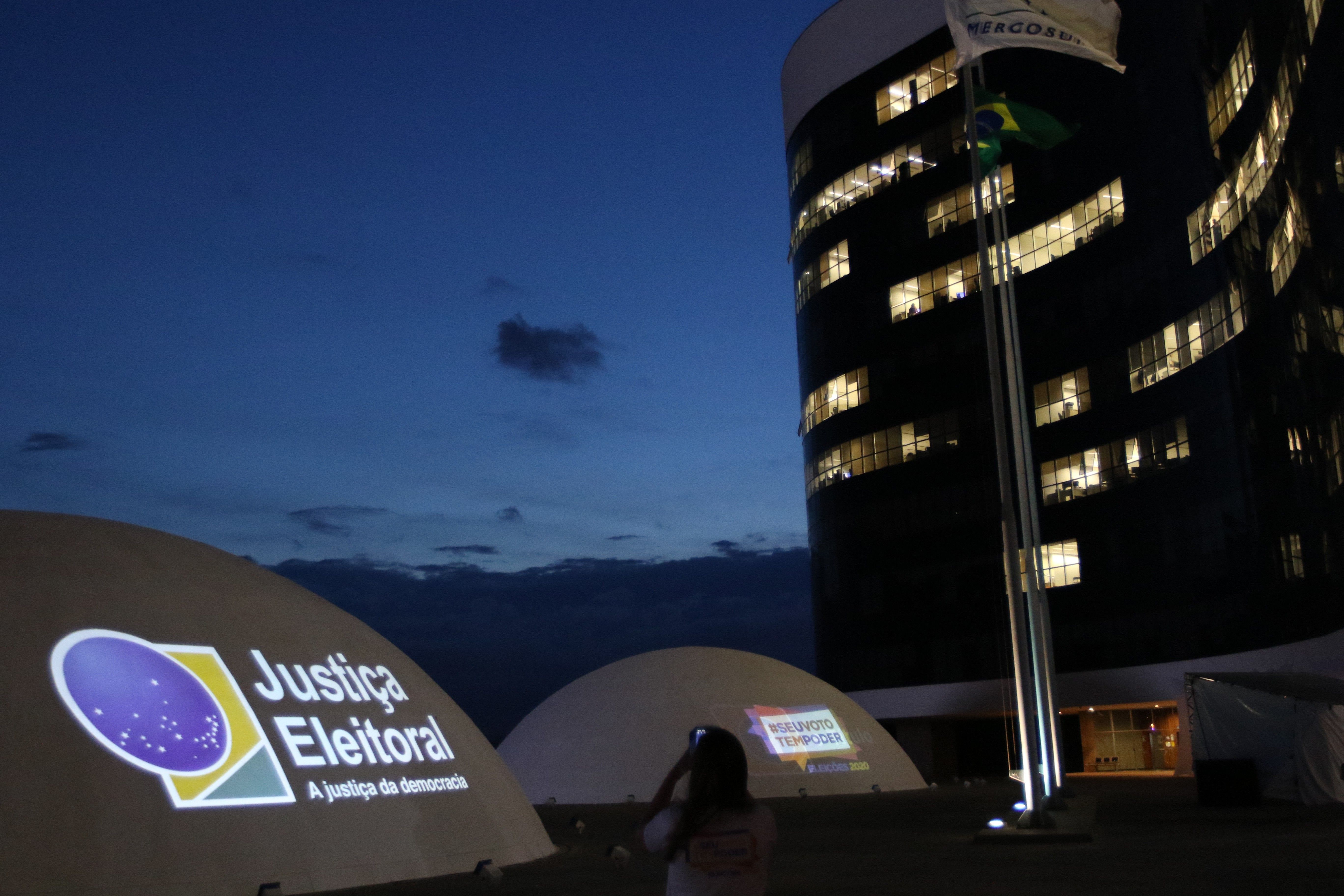 Eleitores observam o calendário das eleições de 2026 com datas e prazos.. Reprodução: G1