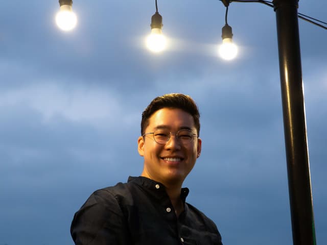Jeff Niu, um americano de origem chinesa, compartilha sua jornada de Nova York a Pequim. Reprodução: Business Insider