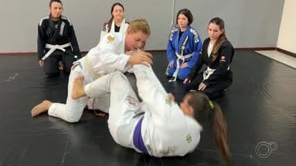 Mulheres em Itapetininga buscam aulas de artes marciais para autodefesa e condicionamento físico.; Legenda da imagem. Reprodução: Globo