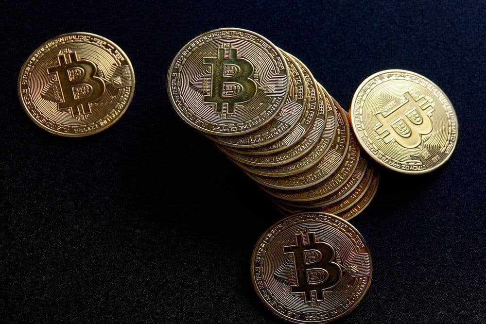 A indústria de criptomoedas atinge recordes de lucros com a nova regulação da Casa Branca. Reprodução: Gizmodo