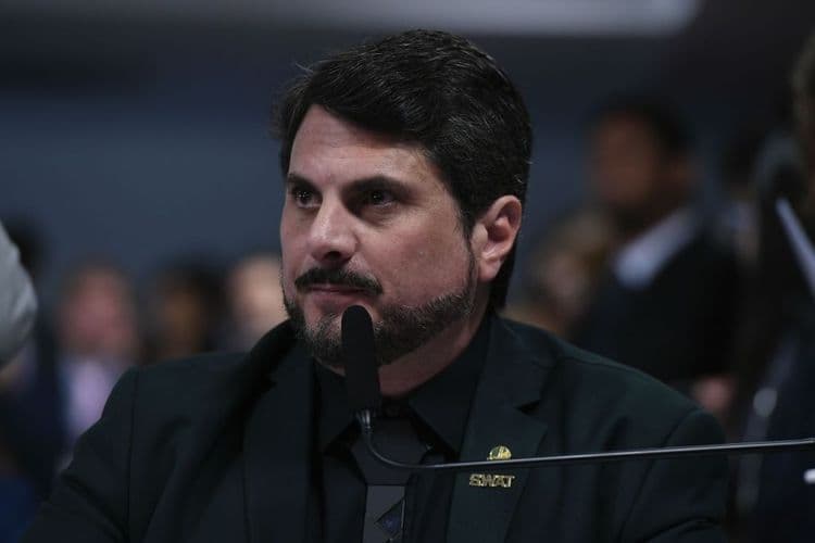 Moraes Devolve Equipamentos a Senador, Mas Retém Arma
