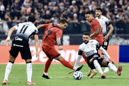 Vitória do Corinthians por 2 a 1, mas desempenho no meio de campo preocupa. Reprodução: Globo