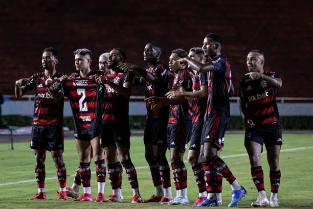 Flamengo conquista vitória e lidera Campeonato Carioca